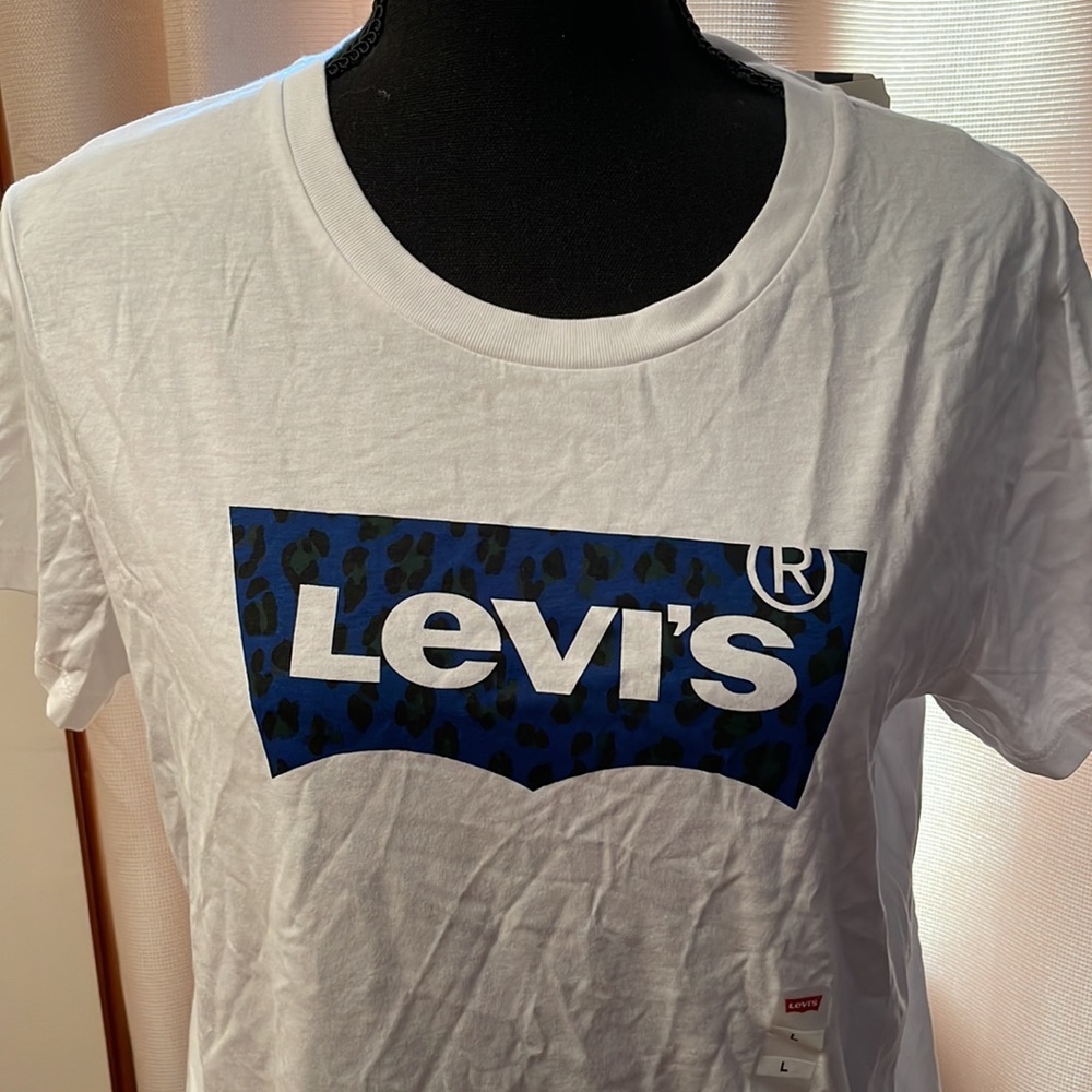 Levi’s White T